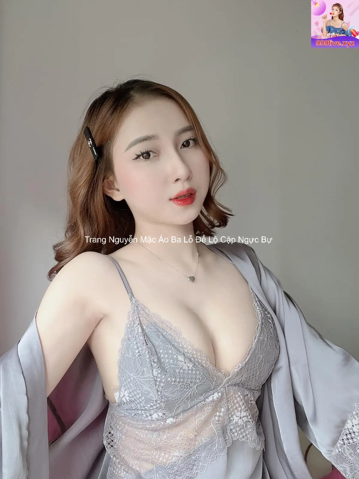 Trang Nguyễn Mặc Áo Ba Lỗ Để Lộ Cặp Ngực Bự 3